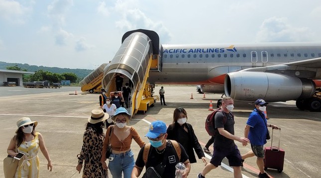 Tăng trần giá vé máy bay bao nhiêu là hợp lý? ảnh 1