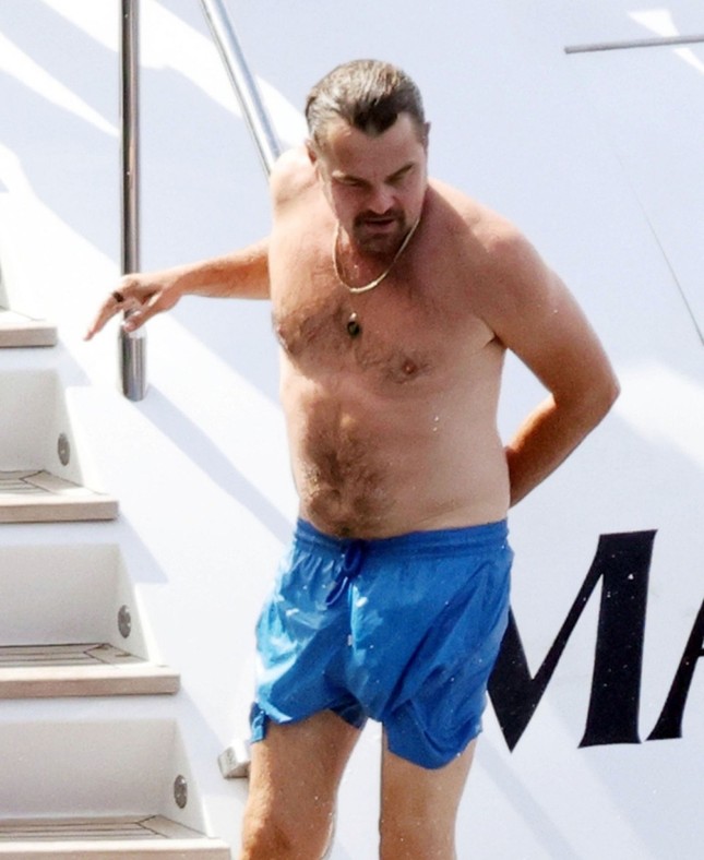 Thân hình Leonardo DiCaprio tuổi 49 - Ảnh 2.