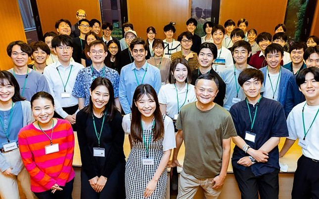Hình ảnh tỷ phú Jack Ma lần đầu dạy học ở Nhật ảnh 1