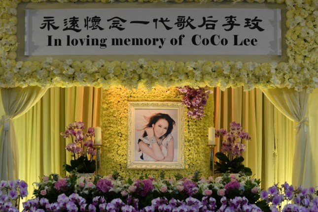 1.000 fan đến viếng, chị gái gào khóc trách em rể hại chết ca sĩ Coco Lee - Ảnh 1.