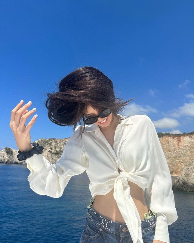Hơn 7 triệu người vào ngắm Lisa (BlackPink) mặc bikini ảnh 2