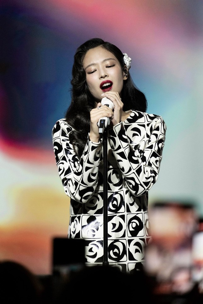 Đằng sau vẻ hào nhoáng của cây Chanel sống Jennie (BlackPink) ảnh 2