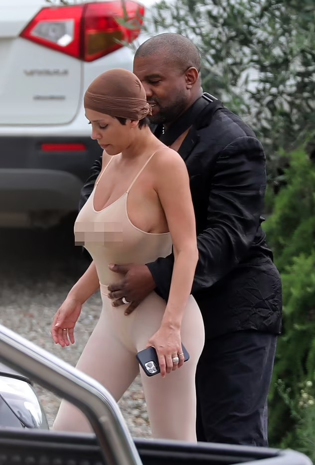 Vợ Kanye West có nguy cơ bị phạt vì mặc áo ngực ra đường ảnh 1