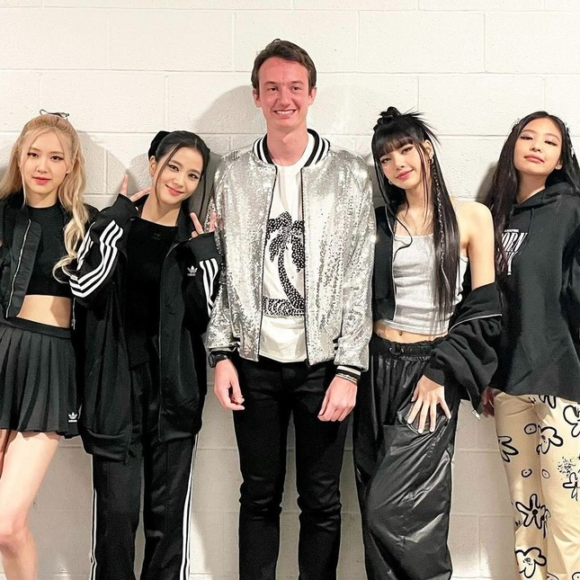 Lisa (BlackPink) bị vây quanh sau tin hẹn hò con trai tỷ phú giàu nhì thế giới ảnh 7