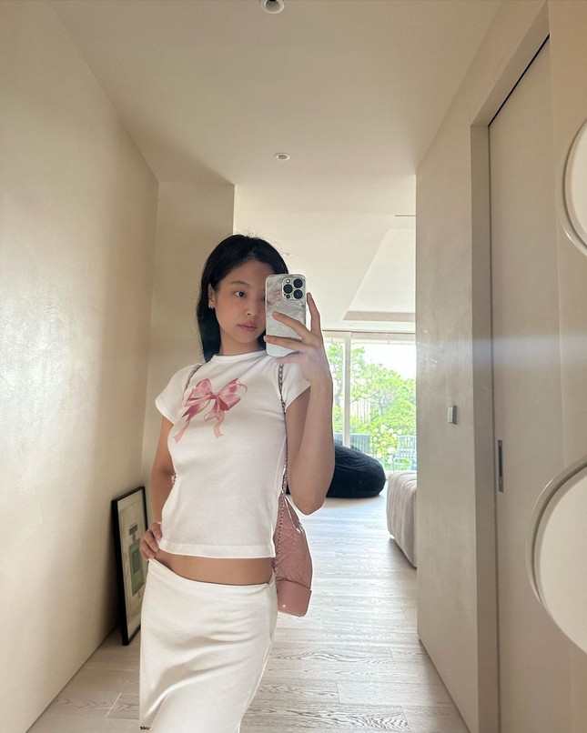 Gần 6 triệu người vào xem ảnh Jennie (BlackPink) ở hồ bơi ảnh 4