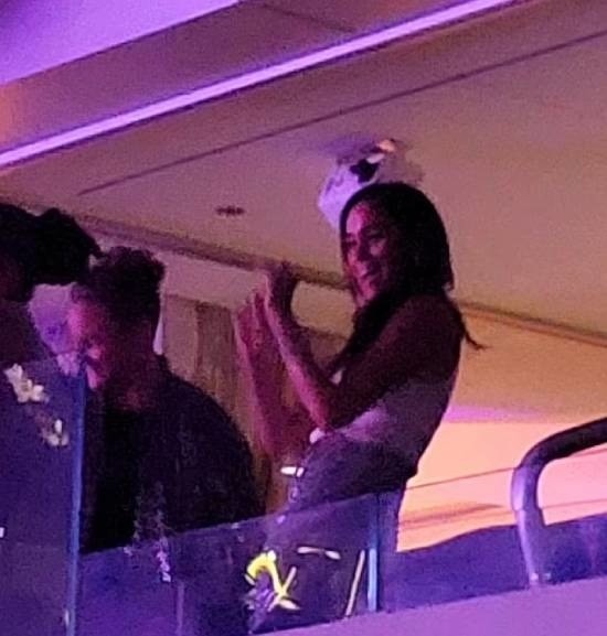 Biểu cảm chán nản của Harry khi ở cạnh Meghan gây chú ý ảnh 1