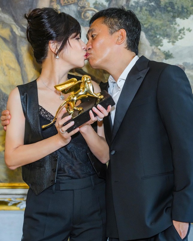 Lương Triều Vỹ hôn Lưu Gia Linh hút 33 triệu người xem ảnh 2