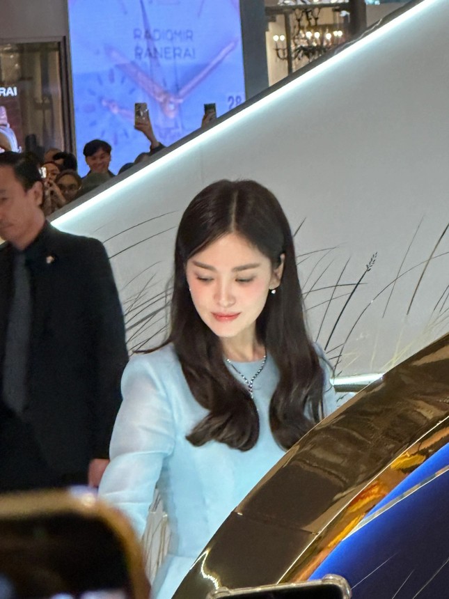 Hàng nghìn người chen lấn chỉ để ngắm Song Hye Kyo ảnh 4