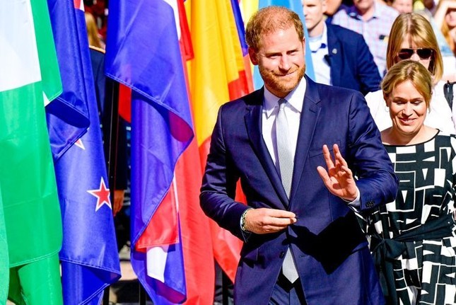 Đám đông biểu tình, la ó về Harry ảnh 1