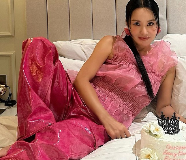 Cơ bắp cuồn cuộn, bụng 6 múi của nữ hoàng sexy ở tuổi 54 ảnh 2