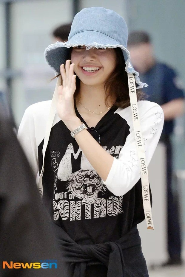 Lisa (BlackPink) gây náo loạn sân bay ảnh 6