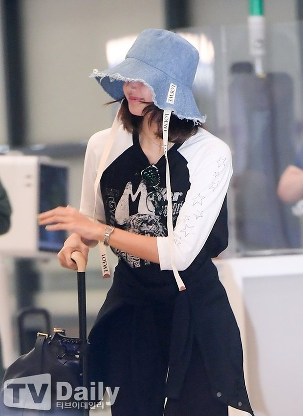 Lisa (BlackPink) gây náo loạn sân bay ảnh 5