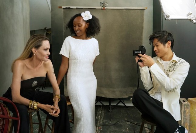 Pax Thiên chụp ảnh cho Angelina Jolie trên bìa tạp chí ảnh 1