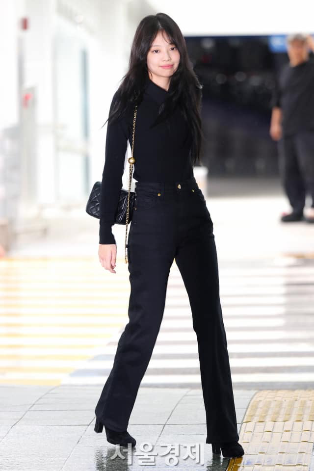 Jennie (BlackPink) bơ phờ giữa lúc Lisa bị chỉ trích diễn thoát y ảnh 4