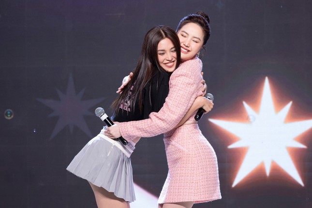Hoa hậu Tiểu Vy hát nhạc BlackPink, đọ giọng cùng Bảo Thy ảnh 4