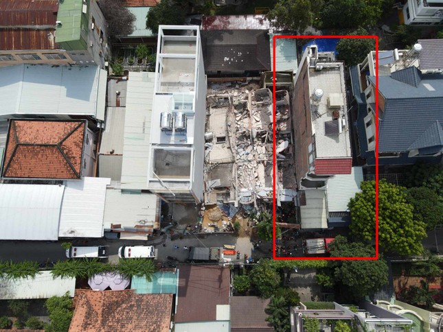 Vụ sập nhà 4 tầng ở Bình Thạnh: Nhà bên cạnh cũng đang nghiêng ảnh 2
