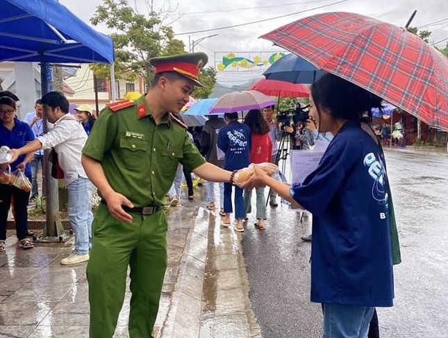 Thanh niên Yên Bái nấu cơm phục vụ thí sinh ảnh 13