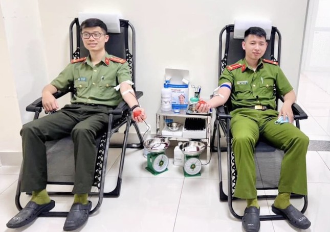 Hai chiến sĩ công an Sơn La hiến máu cứu bệnh nhân nguy kịch ảnh 1