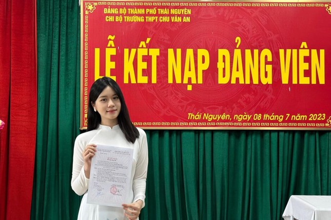 Gương mặt trẻ Việt Nam triển vọng - kiện tướng cờ vua được kết nạp Đảng ở tuổi 18 ảnh 1