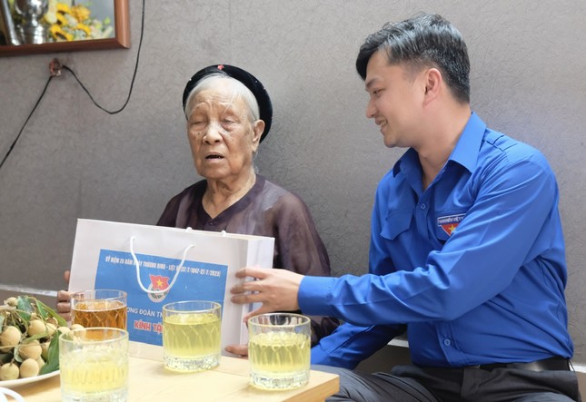 Đoàn công tác T.Ư Đoàn thăm, tặng quà Mẹ Việt Nam Anh hùng tại Hà Nội ảnh 1