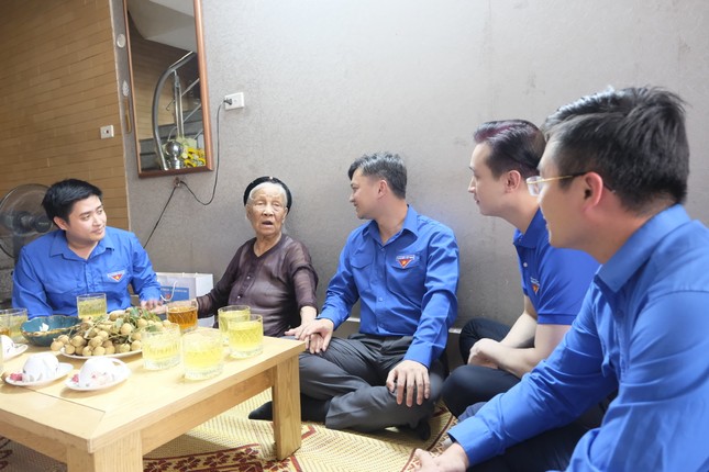 Đoàn công tác T.Ư Đoàn thăm, tặng quà Mẹ Việt Nam Anh hùng tại Hà Nội ảnh 2
