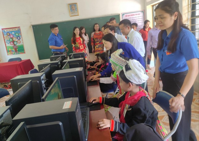 Khánh thành 'phòng máy tính cho em' dịp năm học mới tại Cao Bằng ảnh 1