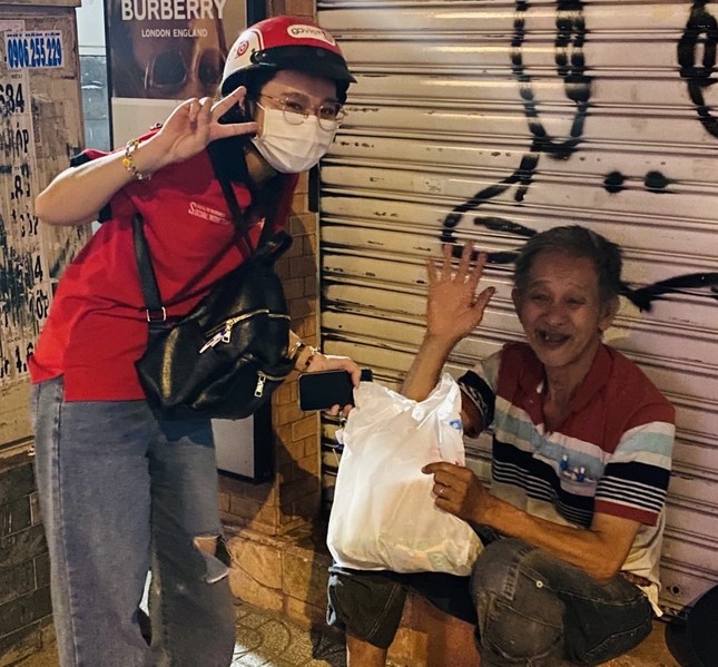 Ấm lòng những suất cơm 0 đồng của nhóm bạn sinh viên ở TPHCM ảnh 4