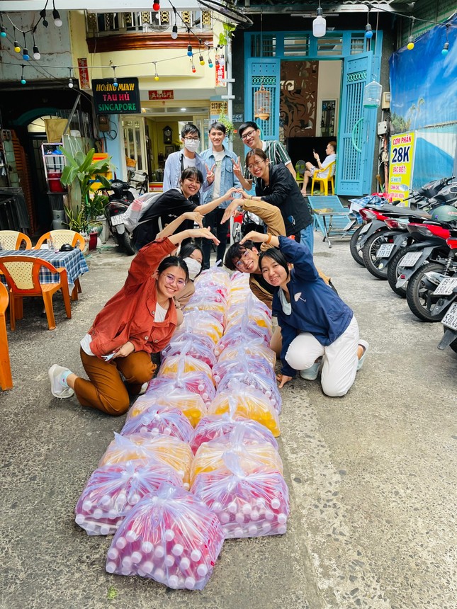 Ấm lòng những suất cơm 0 đồng của nhóm bạn sinh viên ở TPHCM ảnh 6