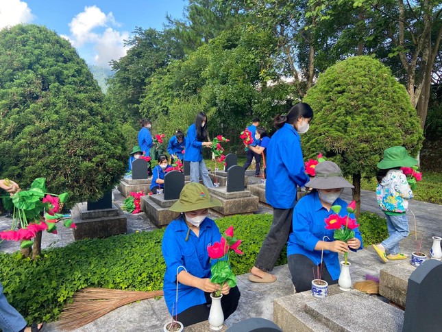 Hàng trăm bạn trẻ dọn vệ sinh, dâng hương tại nghĩa trang liệt sĩ tỉnh Lai Châu ảnh 8