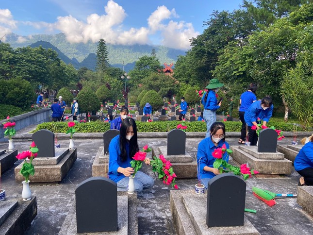 Hàng trăm bạn trẻ dọn vệ sinh, dâng hương tại nghĩa trang liệt sĩ tỉnh Lai Châu ảnh 5