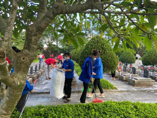 Hàng trăm bạn trẻ dọn vệ sinh, dâng hương tại nghĩa trang liệt sĩ tỉnh Lai Châu ảnh 2