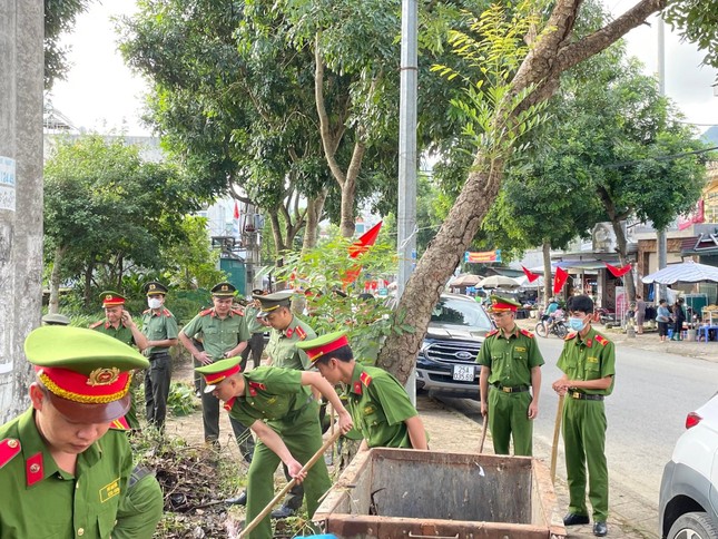 Hàng trăm bạn trẻ dọn vệ sinh, dâng hương tại nghĩa trang liệt sĩ tỉnh Lai Châu ảnh 6