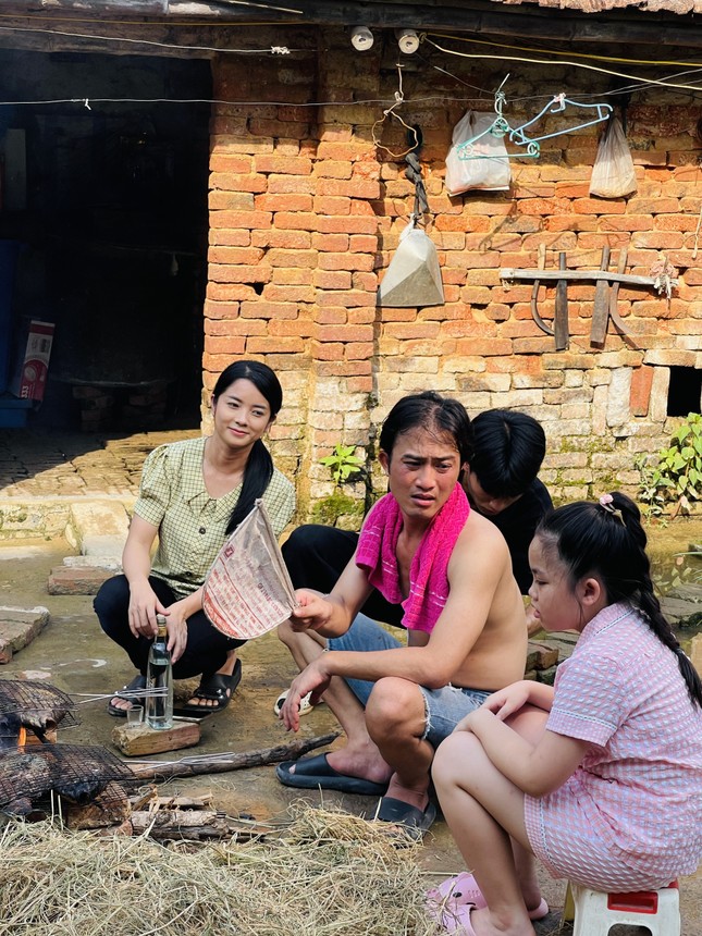 Doãn Quốc Đam tiếp tục đóng cặp với Lệ Quyên 'Phố trong làng' ảnh 1