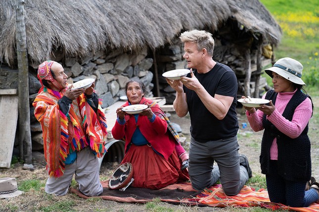 Siêu đầu bếp Gordon Ramsay tìm kiếm bạn đồng hành du lịch vòng quanh thế giới ảnh 2