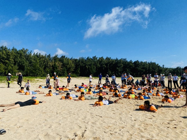 Dạy bơi miễn phí cho trẻ em đảo Phú Quý ảnh 1
