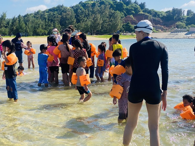 Dạy bơi miễn phí cho trẻ em đảo Phú Quý ảnh 2