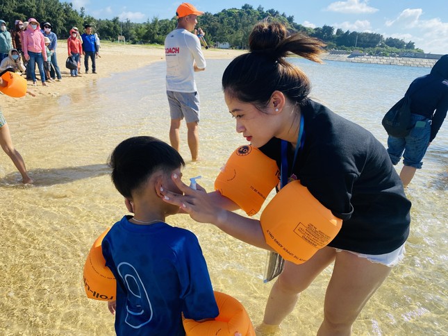 Dạy bơi miễn phí cho trẻ em đảo Phú Quý ảnh 5