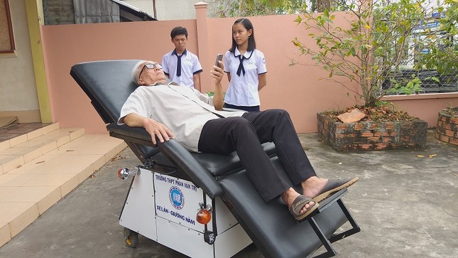 Xe lăn thông minh giúp người già, người khuyết tật 'gỡ rối' ảnh 6