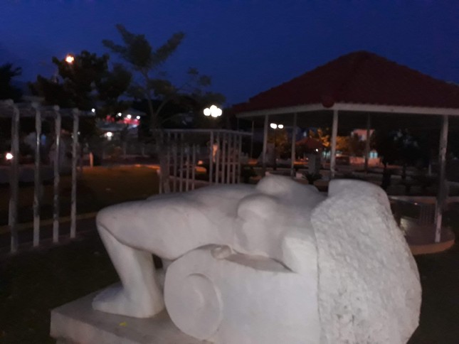 Di dời tượng phụ nữ lõa thể khỏi khu vực gần Miếu Bà Chúa Xứ ảnh 1