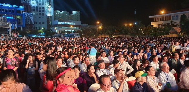 Hàng chục ngàn người đổ về Bến Tre tham quan lễ hội dừa ảnh 10