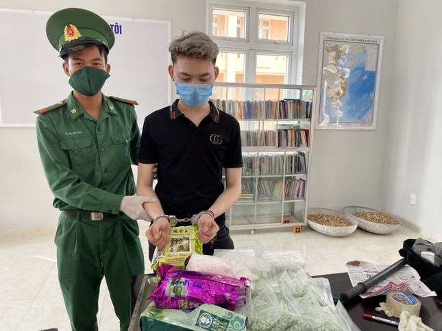 Mang hơn 30kg ma túy đi thuyền từ Campuchia về Việt Nam thì bị bắt ảnh 1