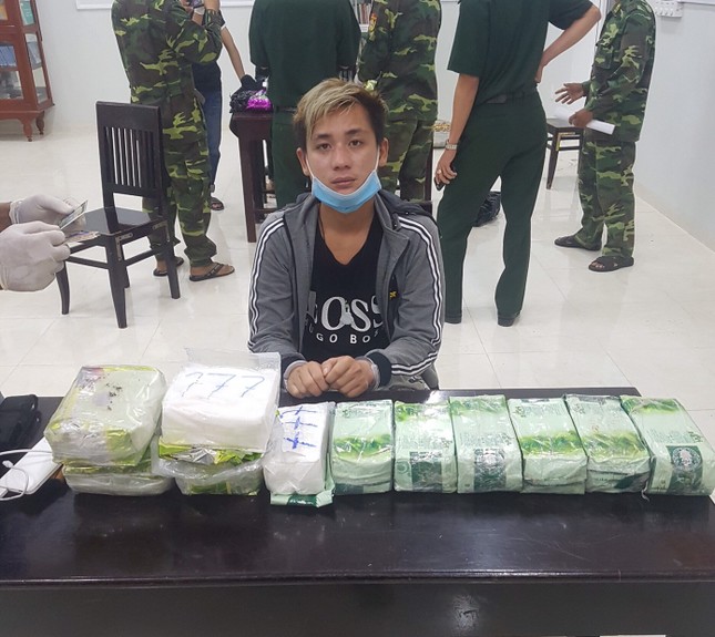 Mang hơn 30kg ma túy đi thuyền từ Campuchia về Việt Nam thì bị bắt ảnh 2