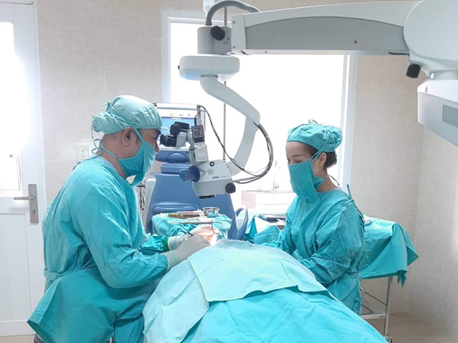 Bị lưỡi cưa gãy văng trúng, người đàn ông suýt phải bỏ một mắt ảnh 1