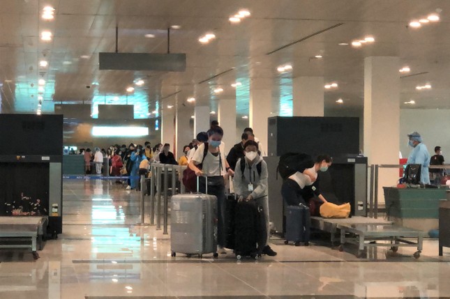 Quản lí chặt, theo dõi sức khỏe 14 ngày khách từ Đà Nẵng đến Cần Thơ ảnh 1