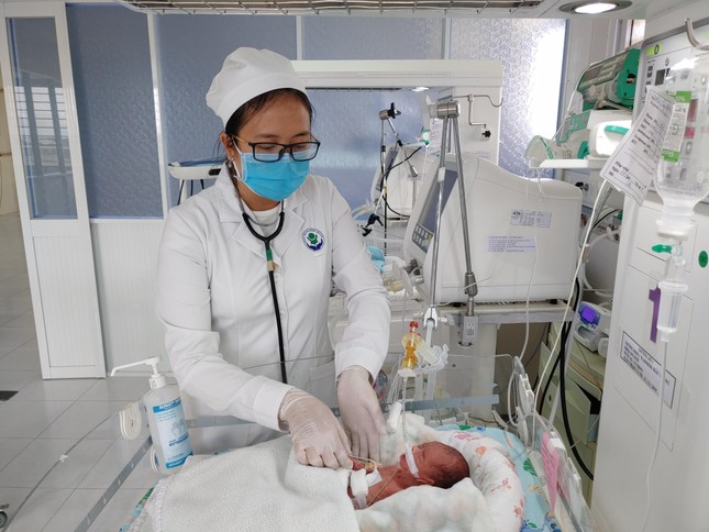 Cứu sống bé gái sinh non nặng 800gr, viêm phúc mạc do thủng tạng rỗng ảnh 1