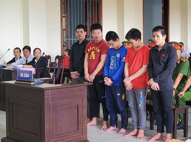 'Huyết chiến' dưới gầm cầu, nhóm côn đồ nhí lãnh án ảnh 1