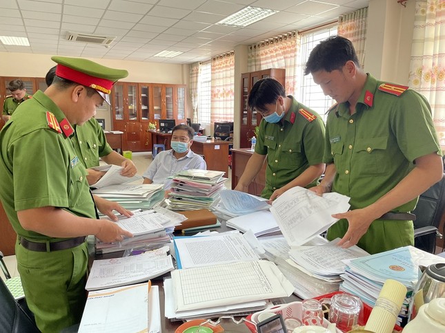 Tiếp tay cho doanh nghiệp trốn thuế, mua bán hóa đơn, ba cán bộ thuế bị bắt ảnh 3