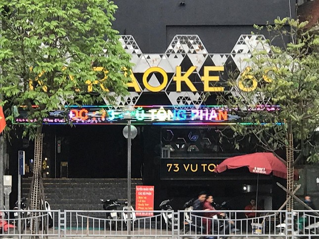 Nhiều quán karaoke và massage vẫn hoạt động sau tuyên bố của Chủ tịch Hà Nội ảnh 1