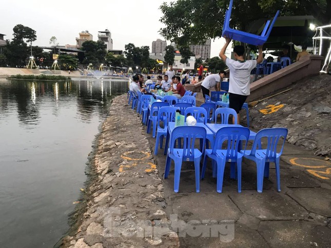 Hồ vừa cải tạo 'tiền tỷ' dày đặc quán bia, thách thức cơ quan chức năng Hà Nội ảnh 1