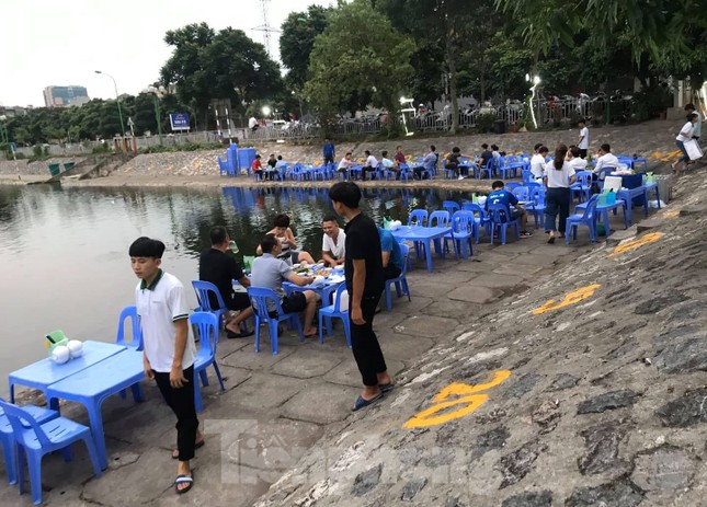 Hồ vừa cải tạo 'tiền tỷ' dày đặc quán bia, thách thức cơ quan chức năng Hà Nội ảnh 2